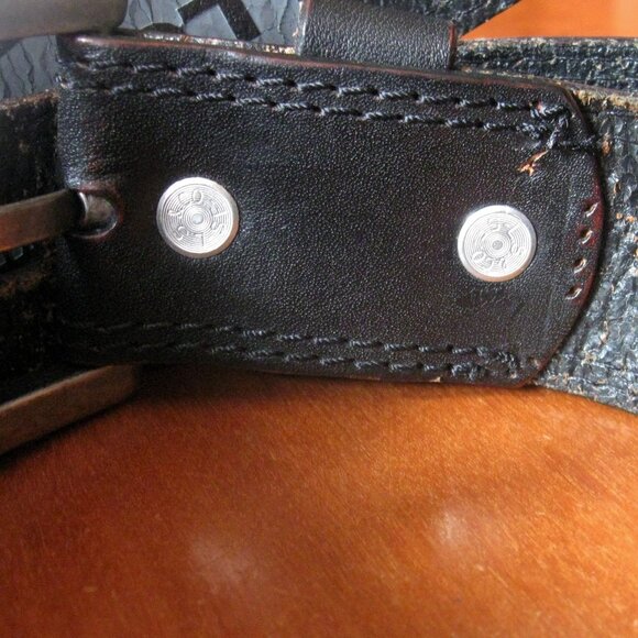 LeVI'S Vintage Black Genuine Leather Belt w Silvertone Metal Buckle Sz 36 - Picture 5 of 7